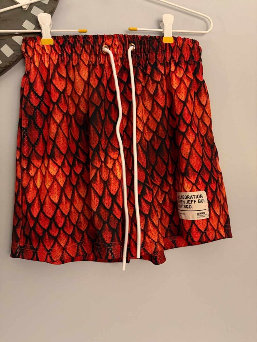 BKTSQD Men's Athletic Drawstring Shorts in Red Scale Print Size small